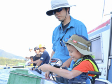 釣りをしている親子