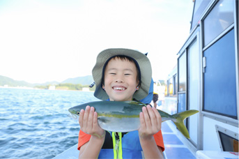 魚が連れて喜ぶ子供