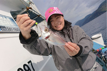 魚が釣れて喜ぶ女性