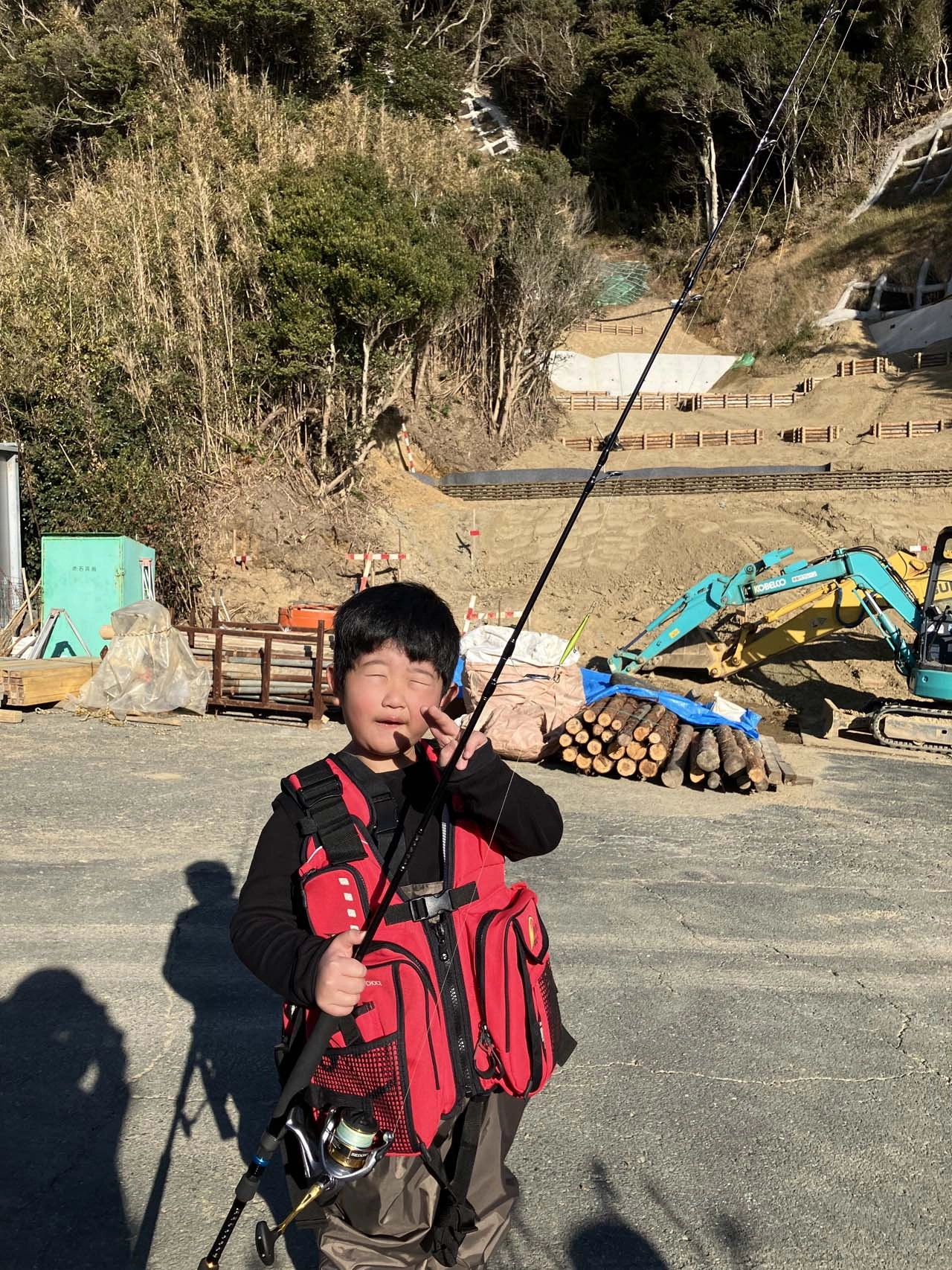 イシグロさんでサーフ道具を揃えて小学2年生でサーフ。重い装備達に疲れ果てて最後は車でぐっすりでした。