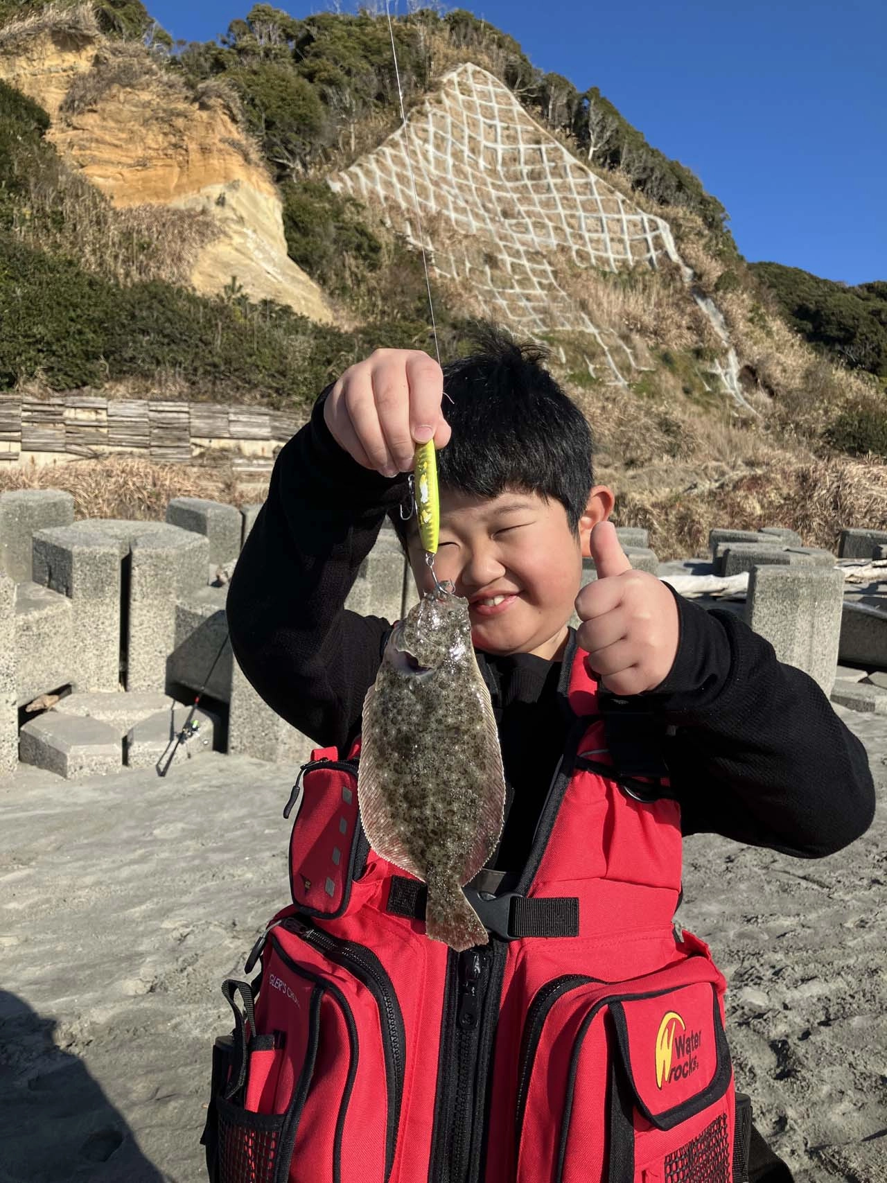 私のとなりで、なんか釣れたーとの息子の声。まさにビギナーズラック。私は羨ましさを感じてしまいました。