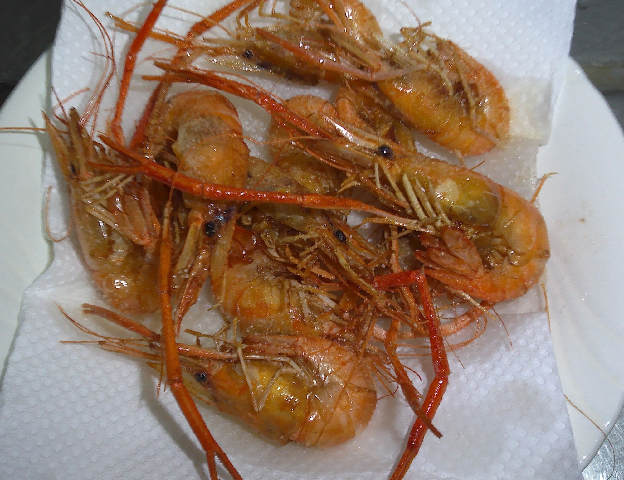 釣れたエビは泥を吐かせた後に素揚げにしました。油が飛び散るので気をつけてくださいね。