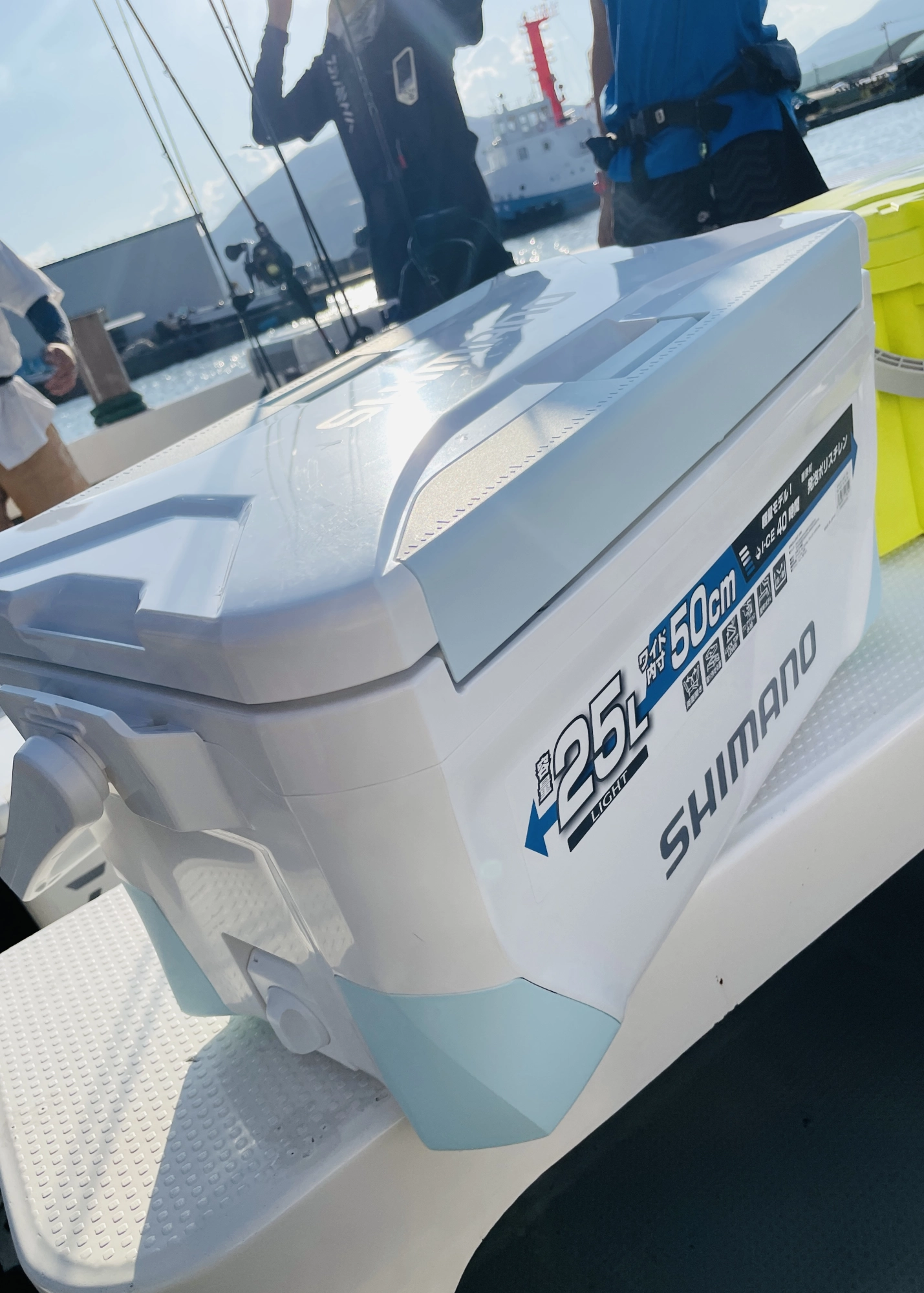 田中持参のクーラーはシマノ スペーザライト 25L。イカメタルに使用するなら、20～25Lがオススメです♪(飲み物等入れる前提)