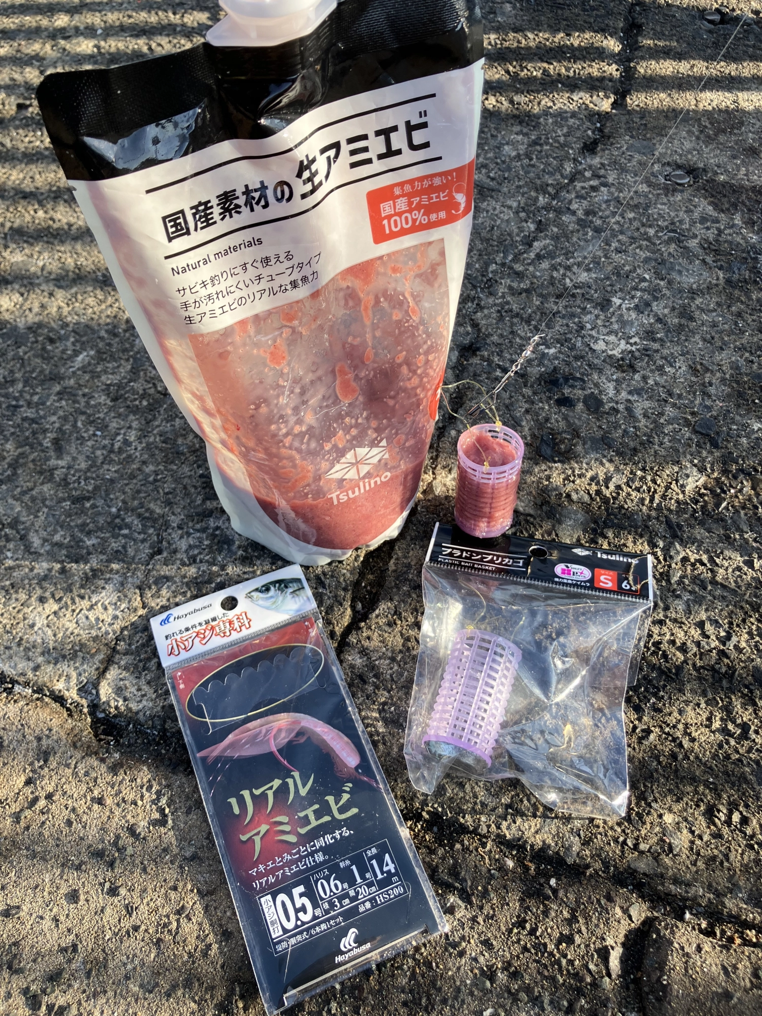 今回使用したもの。仕掛けはハヤブサ 小アジ専科リアルアミエビ0.5号にTsulino プラドンブリカゴS。エサは「隣の人まで釣れちゃう」でお馴染みのTsulno 国産素材の生アミエビ。あとは道具を揃えるだけでOK！
