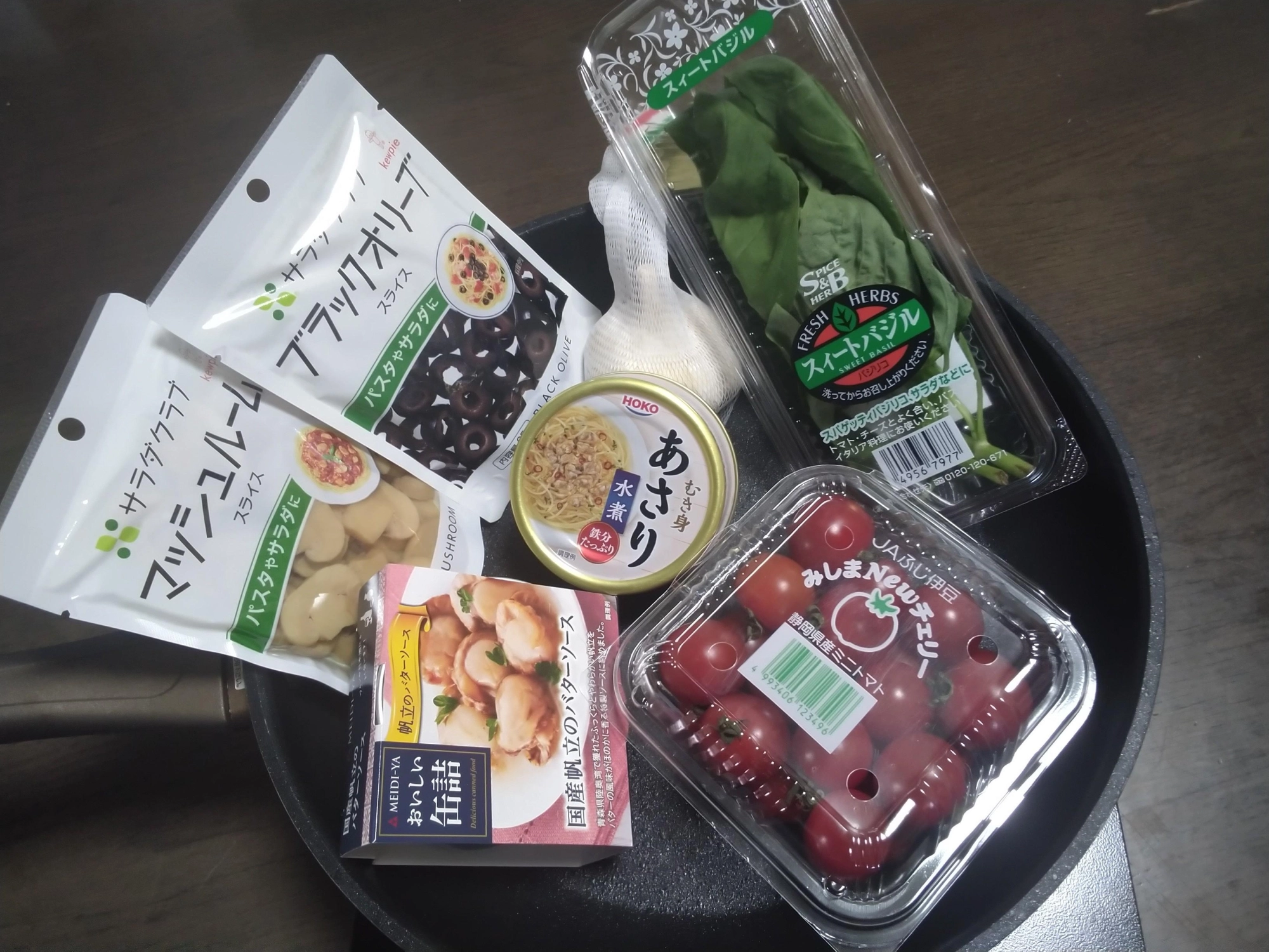材料、調味料。白ワインで煮ます。あさりは無かったので缶詰で代用です。