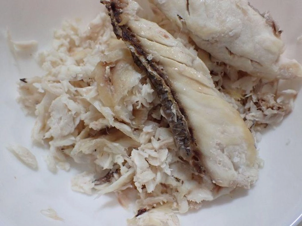 三枚下ろしの中骨をグリルで塩焼きに(障子焼き)。
身の部分はほぐして塩と混ぜてふりかけに。