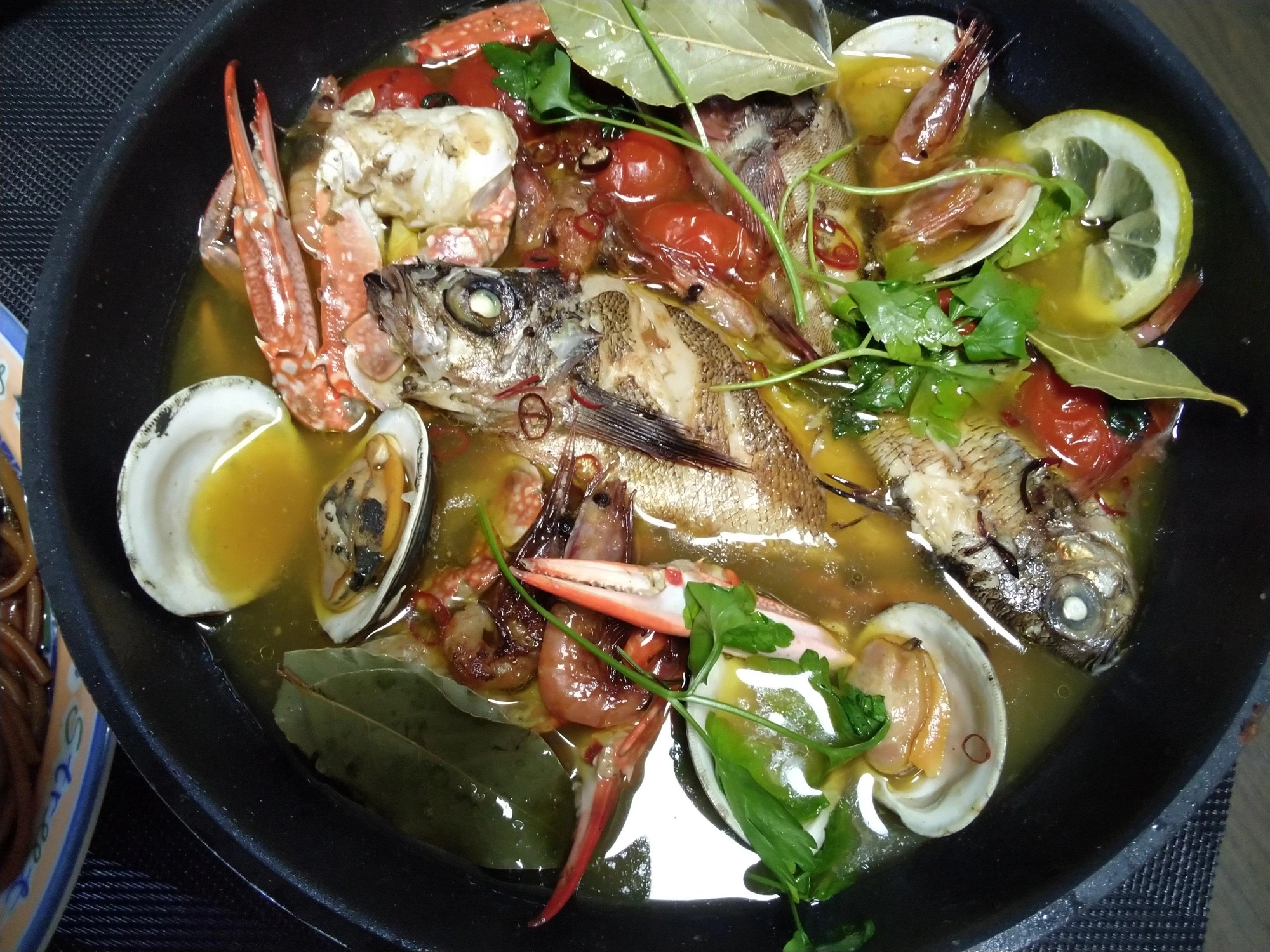 メバル他をニンニクとオリーブ油で両面こんがり焼きます。スパイス塩をしてソテー。他の魚介(ワタリガニ、貝類も別々にソテー。)トマトと海老もソテー。アクアパッツァは基本ミネラル水で煮ますがちょっと白ワイン甘口をいれてブーケガルニ、ローレルと共に煮ます。魚介は火が入っていますので、軽く煮ます。イタリアンパセリ，レモンで完成です。食べ終わりにスープでパスタをいただきます。