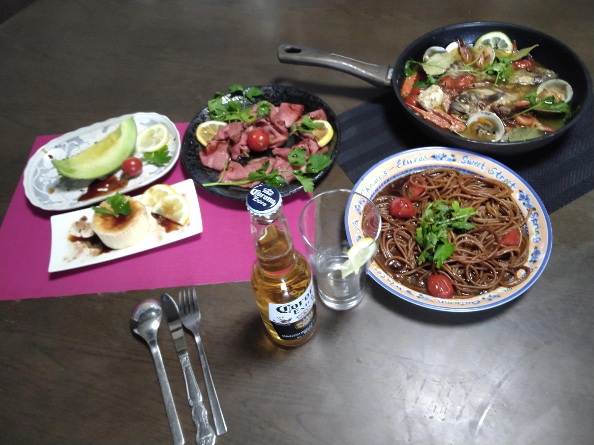 プチイタリアン風につくってみました。飲み物は(ラ・コロナ瓶ビールにレモン)、フルーツにはメロン、デザートはプチケーキ、セコンドはタリアータ風にローストビーフ本格的バルサミコソースで。パスタはトマト風味。Gウィークの出掛けられない家メシで超贅沢に。