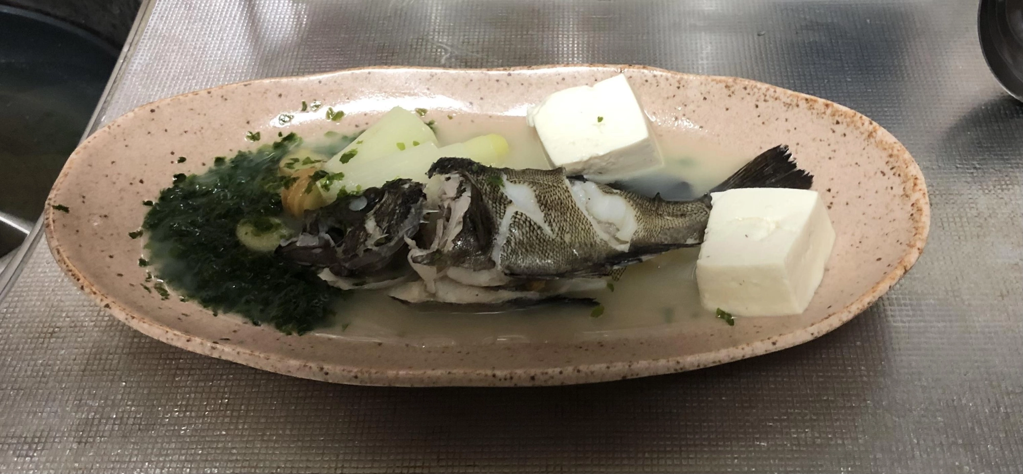 メバルのマース煮風

黒メバル、木綿豆腐、青海苔、日本酒、塩、生姜、ネギ、昆