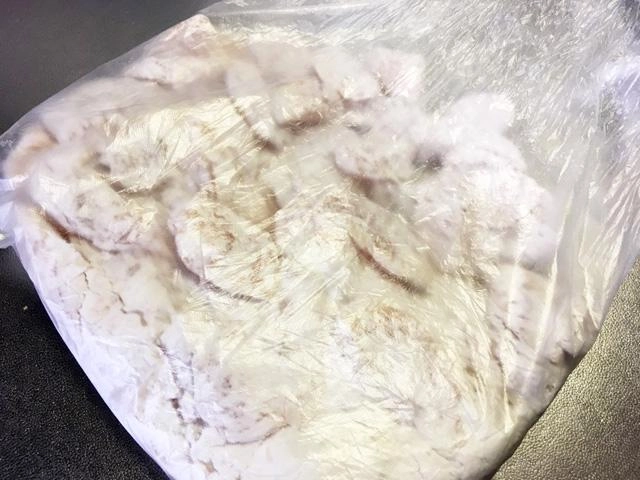 一口サイズに切ったイサキに片栗粉をまぶします。ポリ袋を使うと手などを汚さず簡単です。