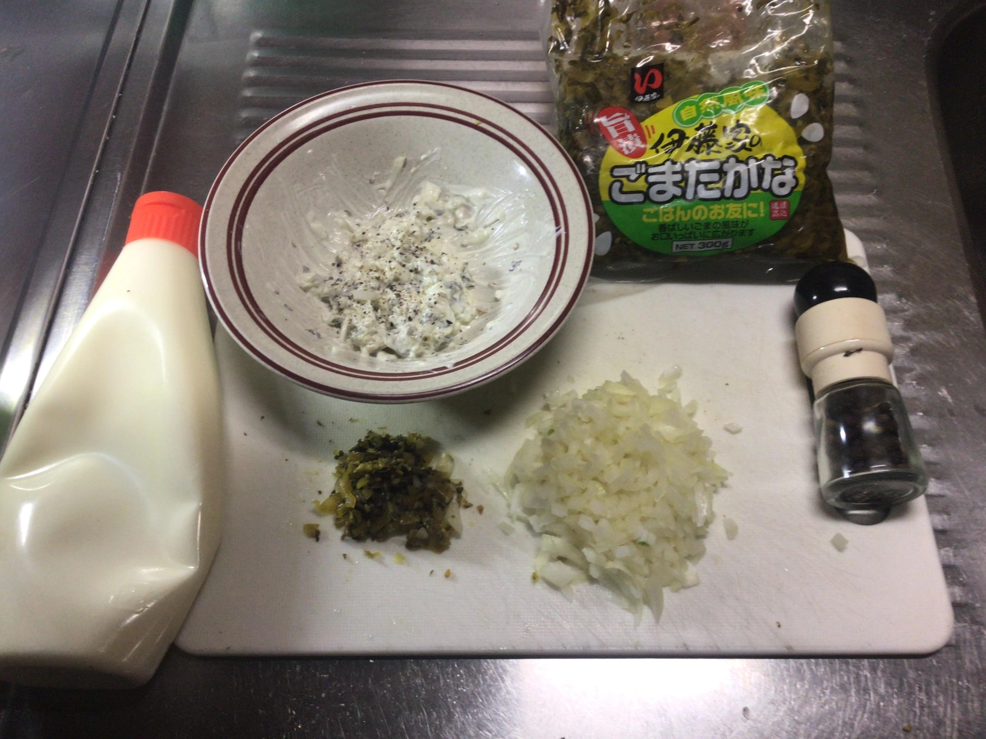 高菜漬け+マヨネーズ+玉ねぎみじん切り
適量の塩コショウでうまうまタルタル完成デス❗️
ピクルスは漬物ですからね〜( ̄3 ̄)