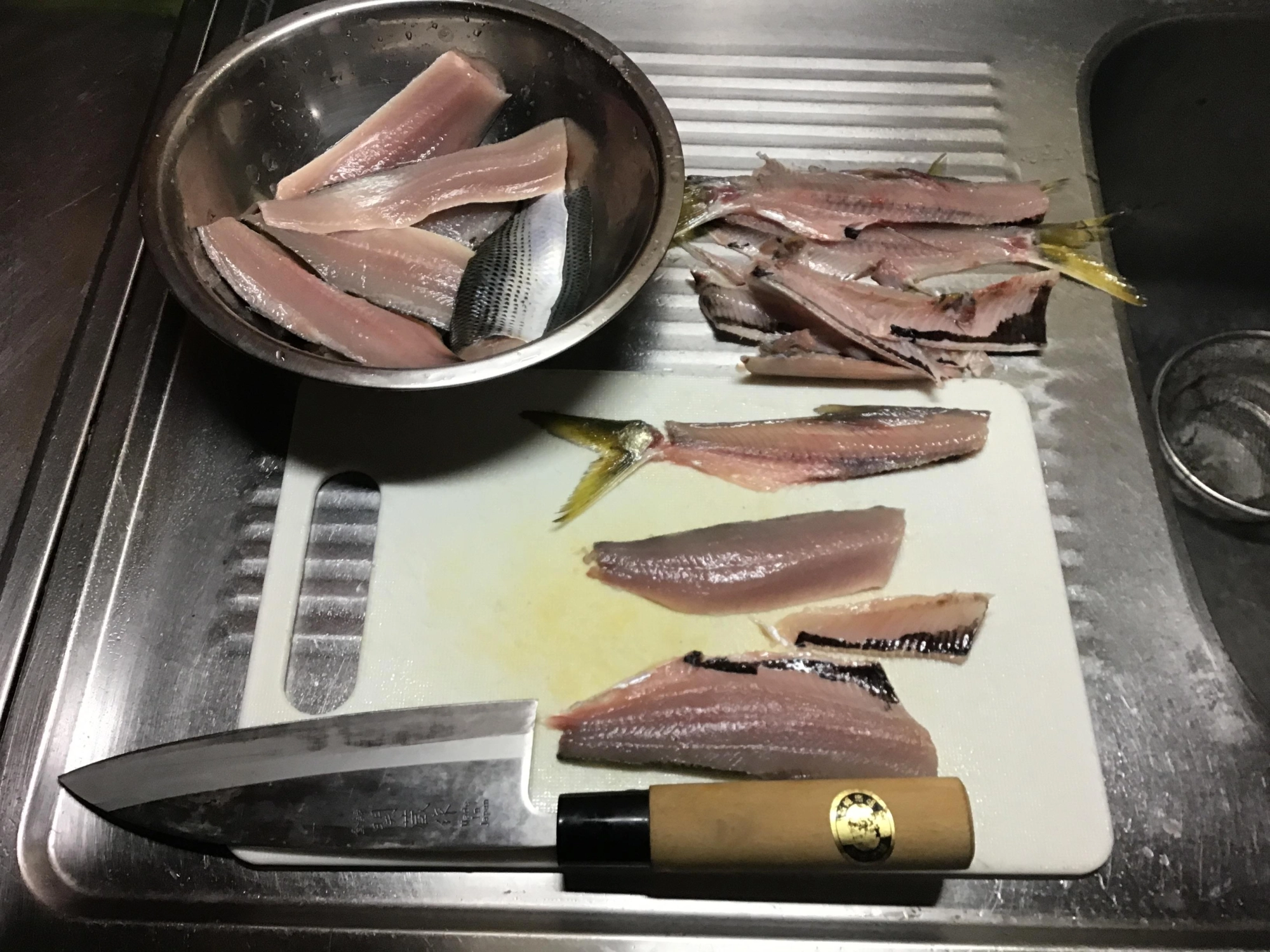 三枚おろしです。腹骨取ります。