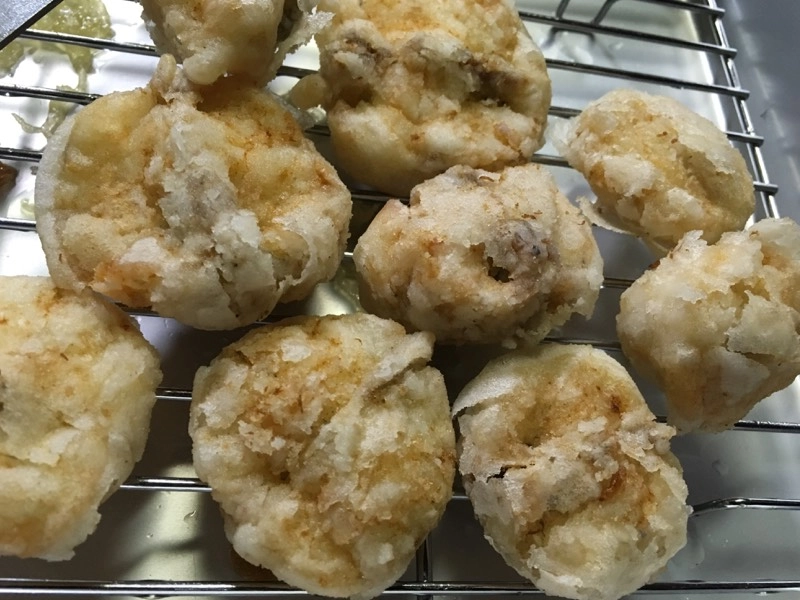 油でカラッと揚げるだけ!ヽ(•̀ω•́ )ゝ✧美味しい唐揚げのできあがりです!今回は骨付きのままで作りましたが食べる時に気になるようでしたら骨をはずしてお料理した方がよいかもしれません^^