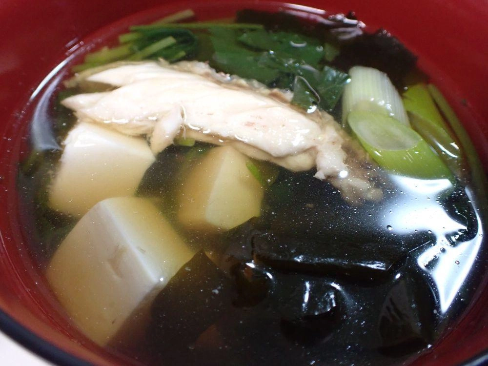 骨を取りだし、塩、本みりん少々、醤油適量。
ワカメ、ネギ、三つ葉、豆腐。
三つ葉は多めに。