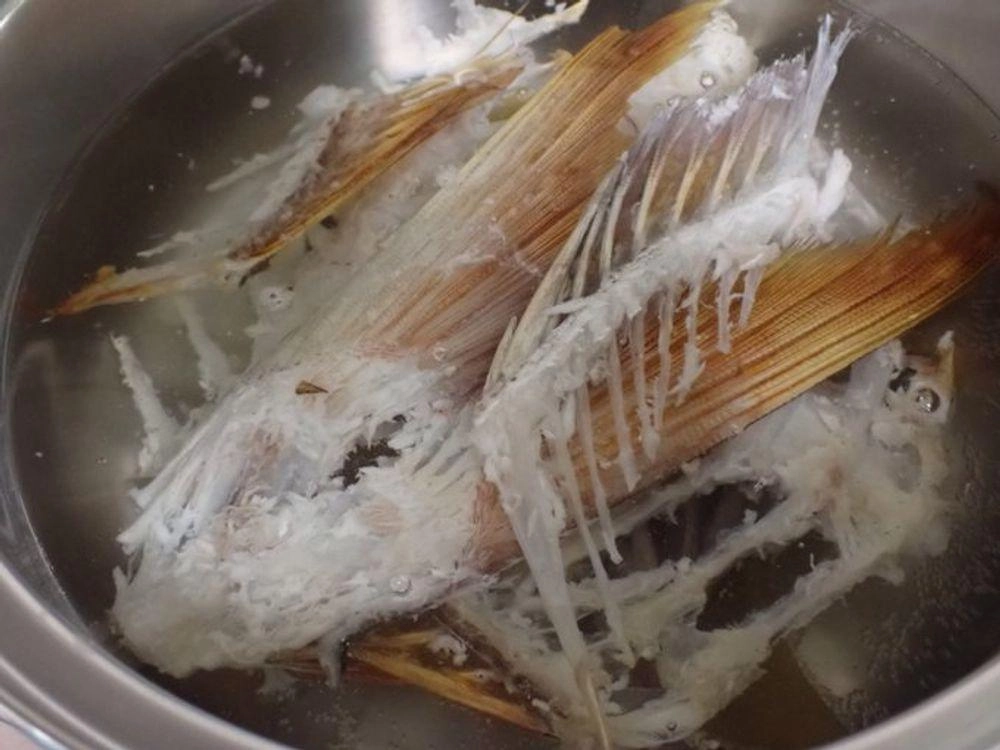焼くと臭みが減り香ばしく。
昆布で出汁をとり、焼いた中骨を投下。
煮立ててから火を止めしばらく浸す。
