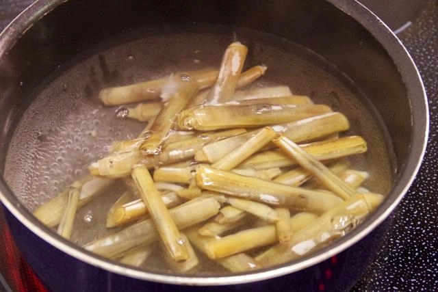 <マテ貝を茹でてむき身にする方法>塩を入れたたっぷりのお湯を沸かします。沸騰したお湯に一気にマテ貝を投入。しばらくすると殻が開き、身が出てきます。