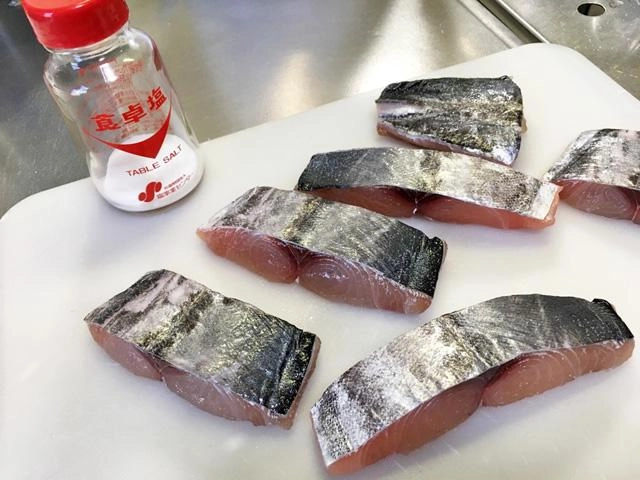 サワラの塩焼きは2度塩をしました。1度目の塩を振り10分冷蔵庫で寝かせます。