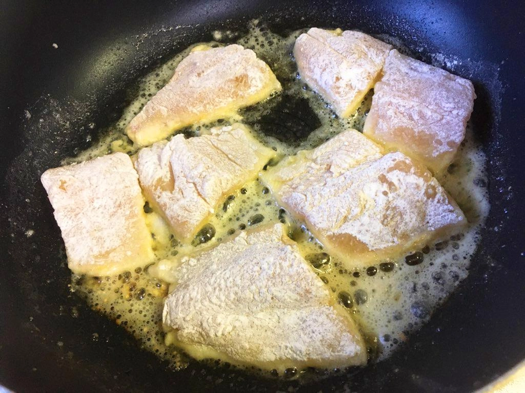 塩コショウし、小麦粉をつけてバターで焼きます。表面がカリっとするまで焼くと美味しいですよ。