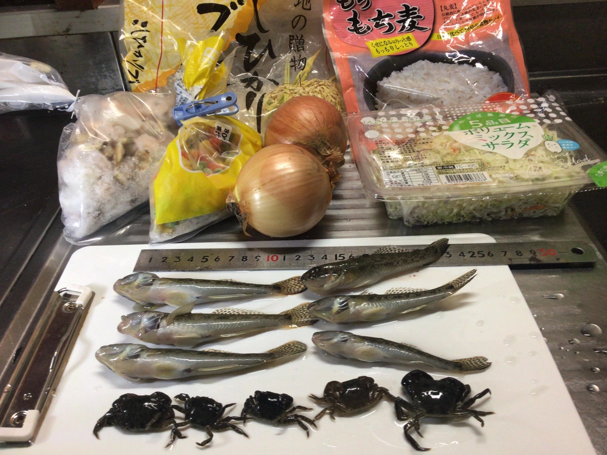 マハゼ良型6匹GETデス❗️健康のため、もち麦を混ぜるデス❗️赤だしは野菜たっぷりで。