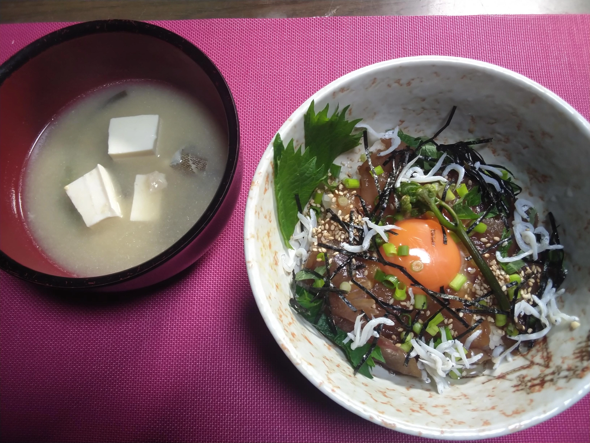 メジナのあら汁を添えます。これで朝食です。あっという間に食べちゃいました！