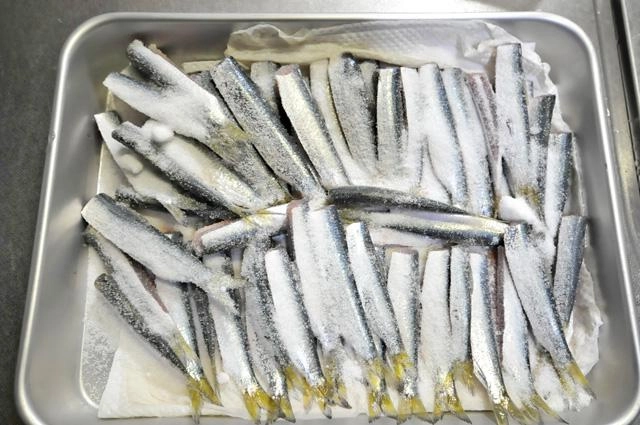 頭と内臓部をカットして洗ったサッパに塩をふり、2時間位冷蔵庫で置きます。水分が出ますのでキッチンペーパーでふき取り、残った塩はお酢で洗い流します。