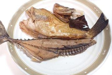 3枚おろしにした中骨を、昆布とオオモンハタと一緒に煮付けてみました。
うまみが強い!