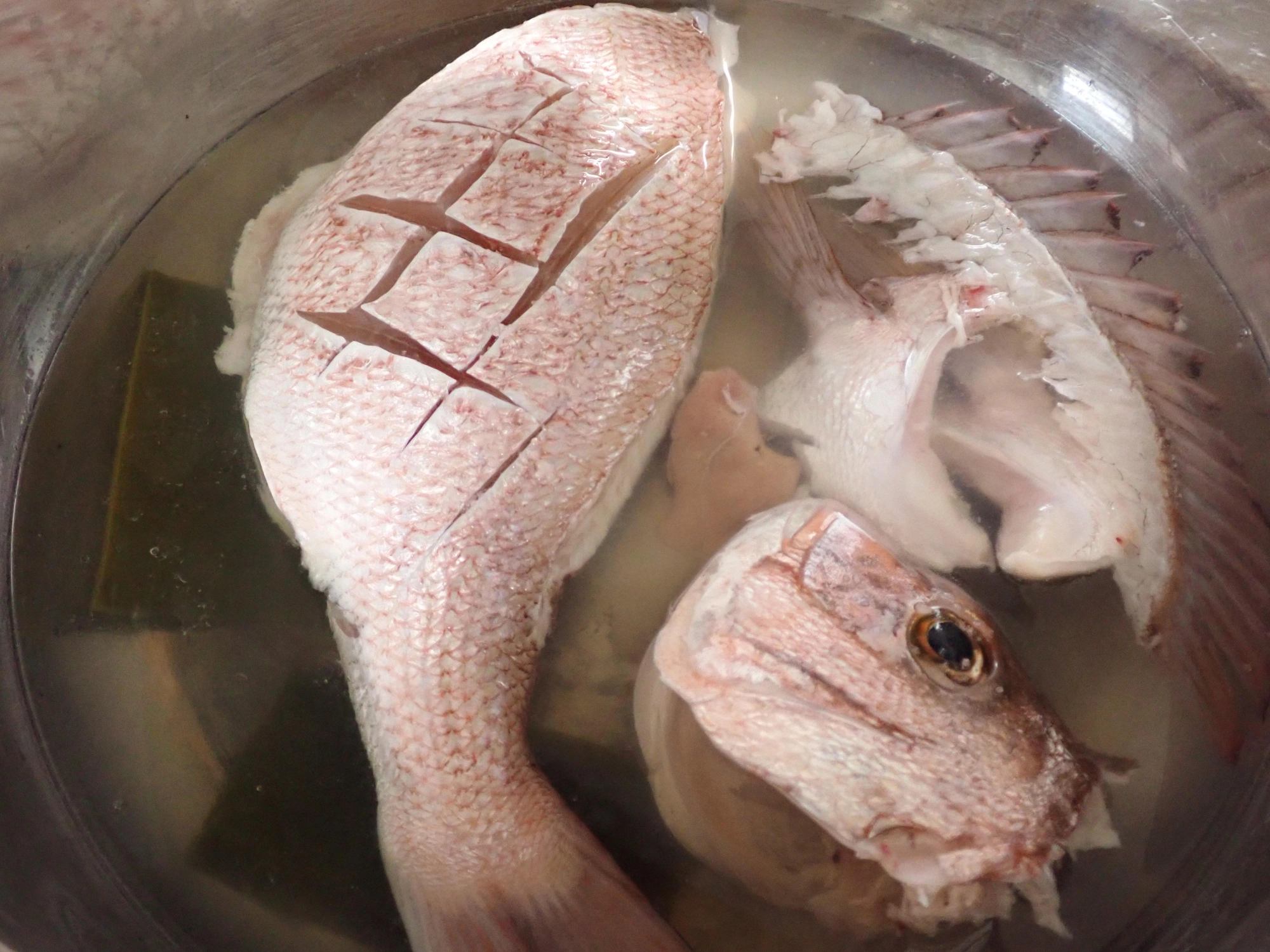 小さなものは中を出して丸ごと。V字カットで背びれ尻びれを先にとっておくと食べやすい。(写真は小ぶりのマダイ)