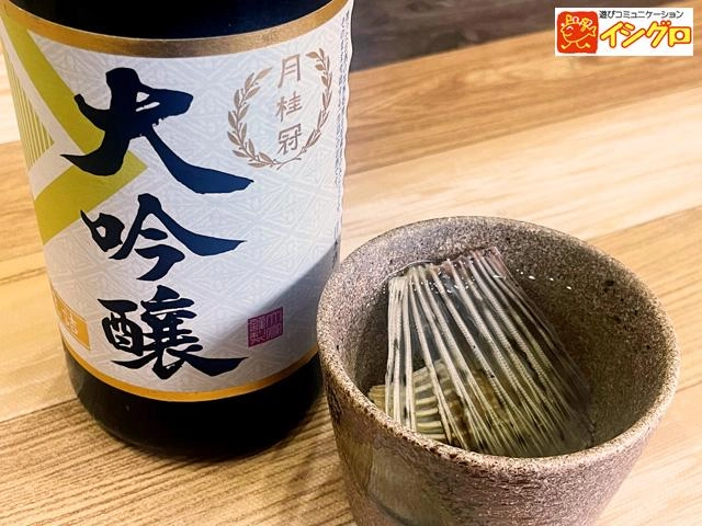 （4）御猪口に焼いたヒレを１枚入れて、熱燗を注ぎ入れて完成です！良い香りと出汁の旨味が広がりたまりません！ヒレひとつで２、３杯はイケますよ♪