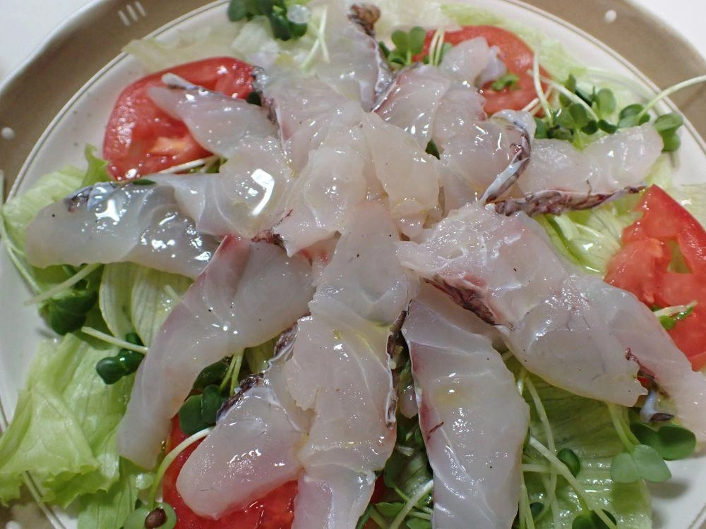 カルパッチョも造りましたが皮を引かなかったので固くw
途中から残りを焼きました。
レタス、かいわれ大根、トマト。
切り身は氷水をくぐらせて洗いに。