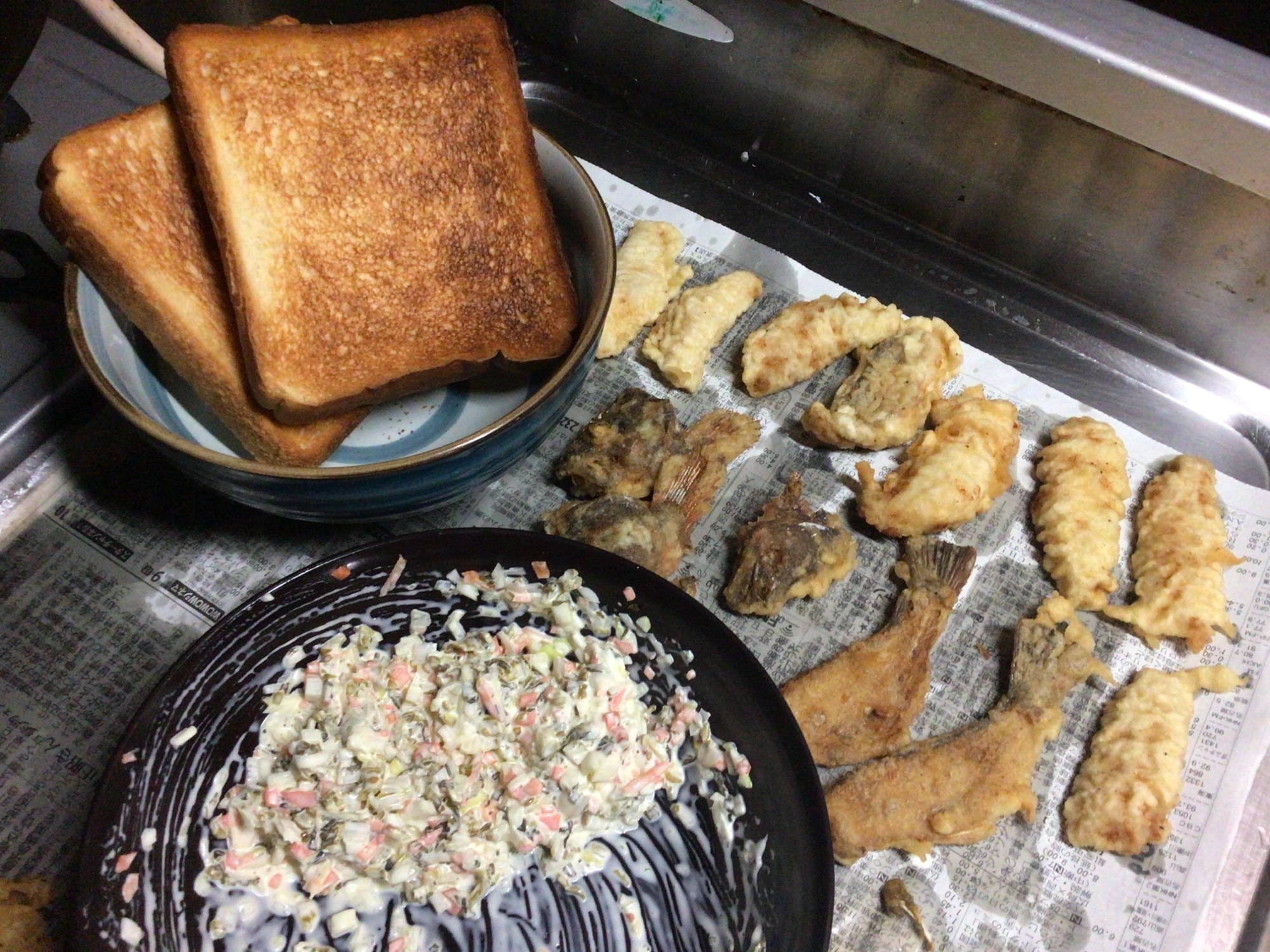 パンはトースターでこんがり焼いて下さい。頭も骨も天ぷらに♪タルタル混ぜた図。
