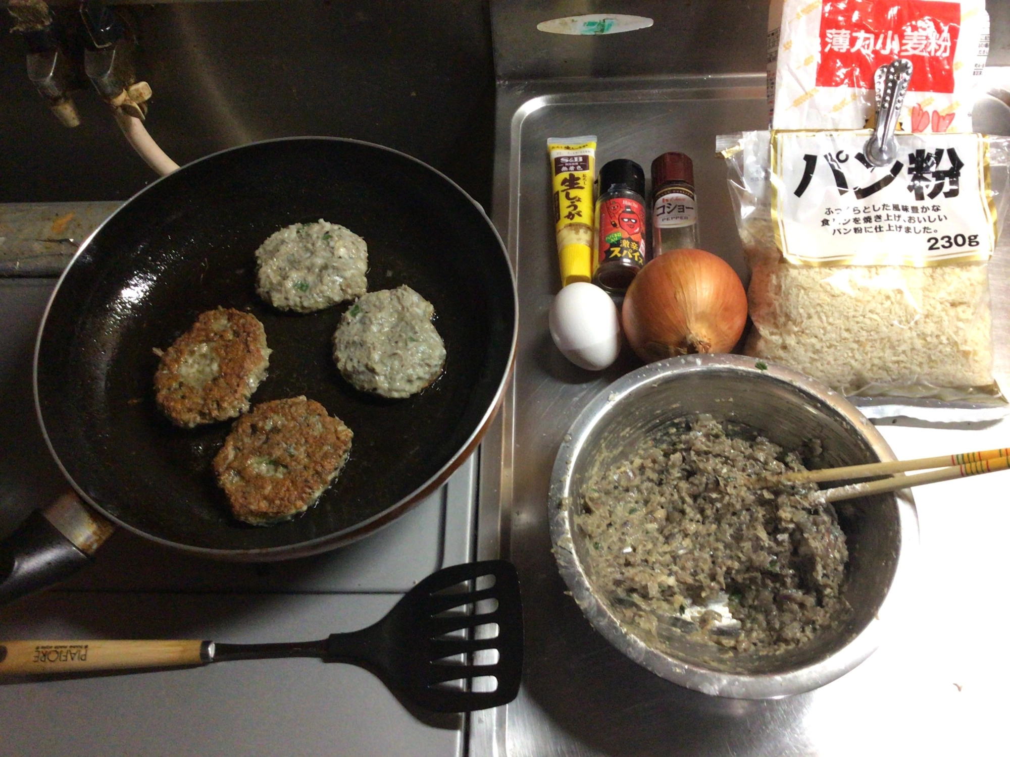 油は多めで揚げ焼きデス❗️こんがり狐色に焼いてください。
