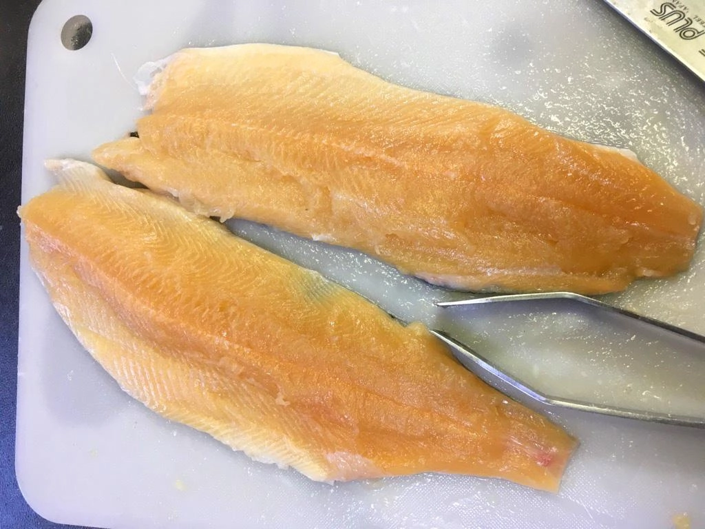 大名開きにして小骨はしっかり取り除きます。綺麗なサーモンピンクです。
