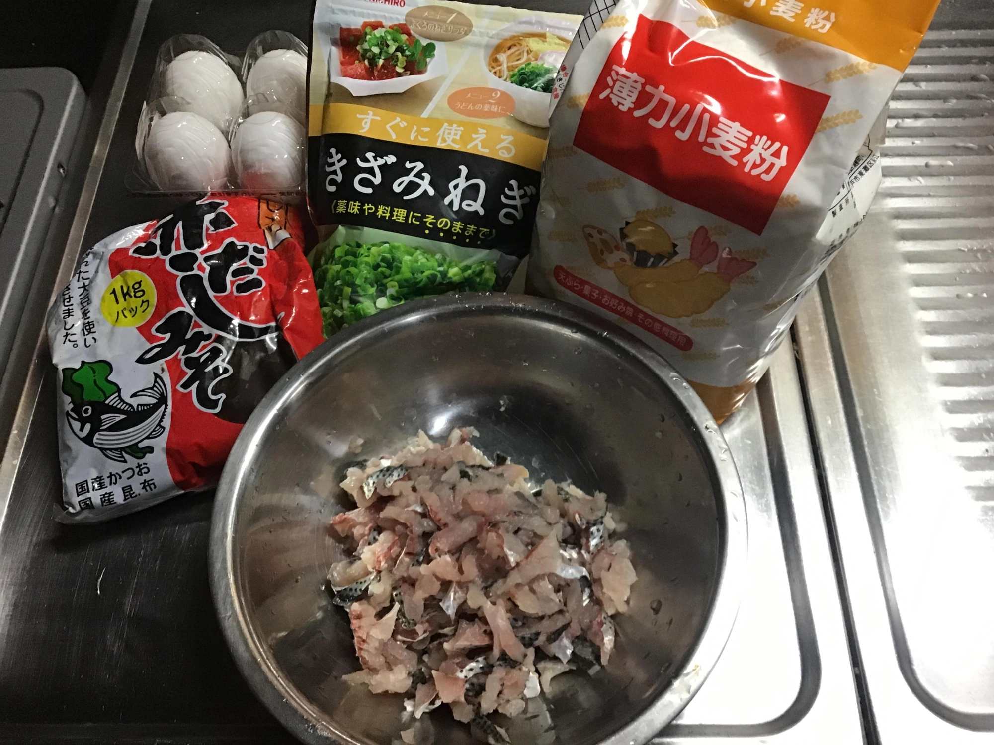 コノシロ5匹、青ネギ、すりおろし生姜、塩コショウ、つなぎに卵と小麦粉デス。隠し味程度に味噌か醤油です。