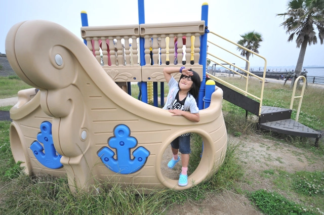 隣接する公園にて。真新しい船型の遊具で子供たちご満悦♪