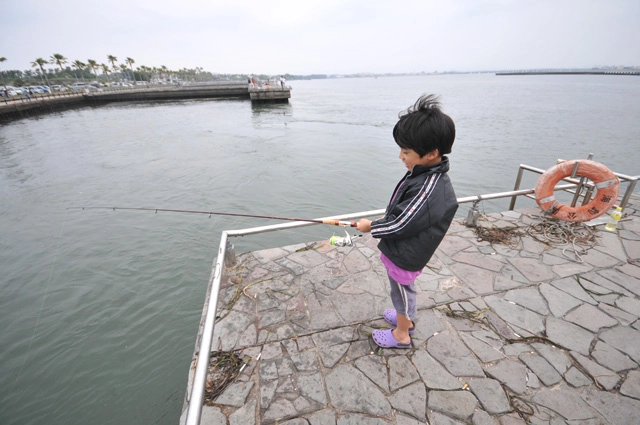 釣りスタート♪とりあえず竿を持って魚を待ちます。