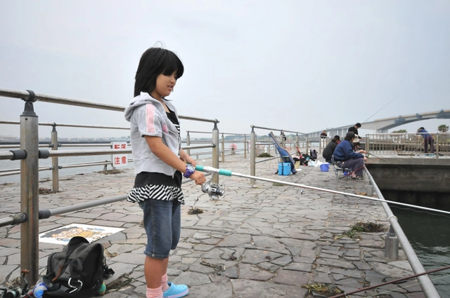 エサ付け担当の娘は子供の中で一番やる気マンマン！