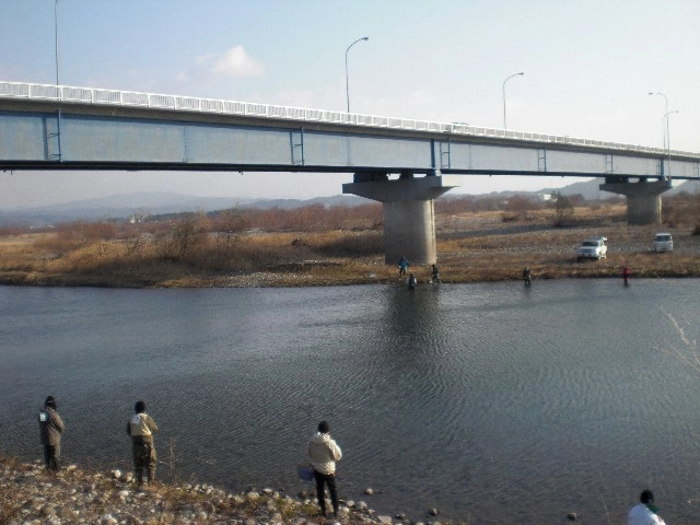 浜北大橋直下から下流の溜まりに放流されました。
かけあがりに潜んでいるようでした。
