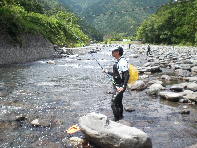 気田川上流部で竿を出すイシグロ高林店スタッフ
河川状況はまずまずです！