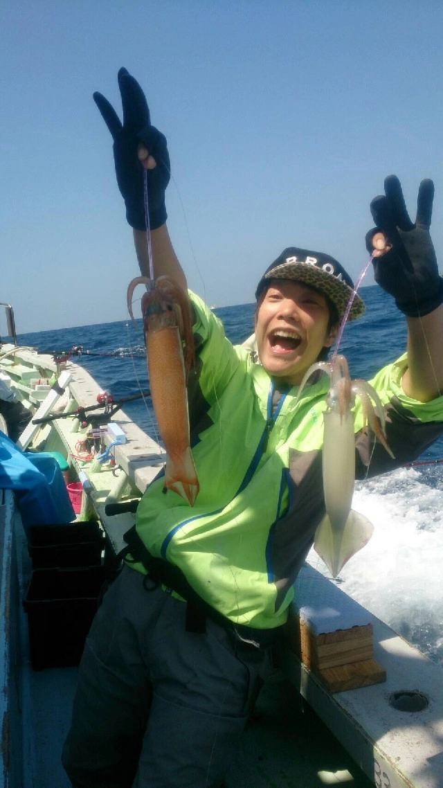 難しいイメージのスルメイカ釣りですが、意外と簡単に釣れちゃいます♪釣り方のコツなどお気軽にご相談下さい！！