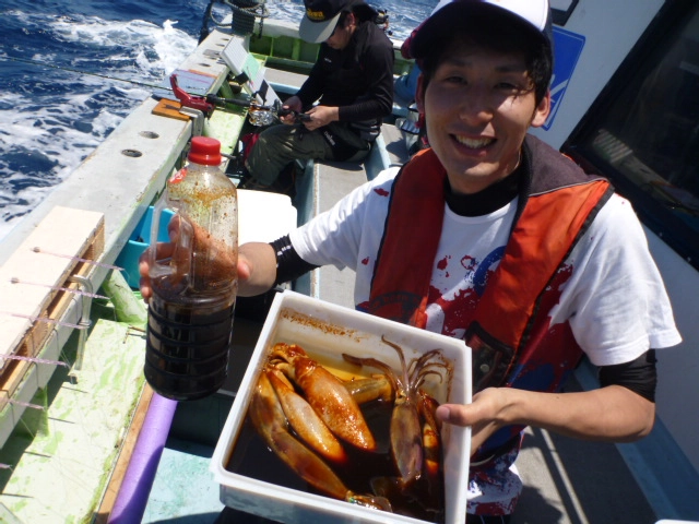 釣り人の特権の沖漬け！タッパ−と「沖漬けイカ造」があれば誰でも簡単にプロの味が再現できます！！「沖漬けイカ造」はノーマルとピリ辛を品揃えしております！