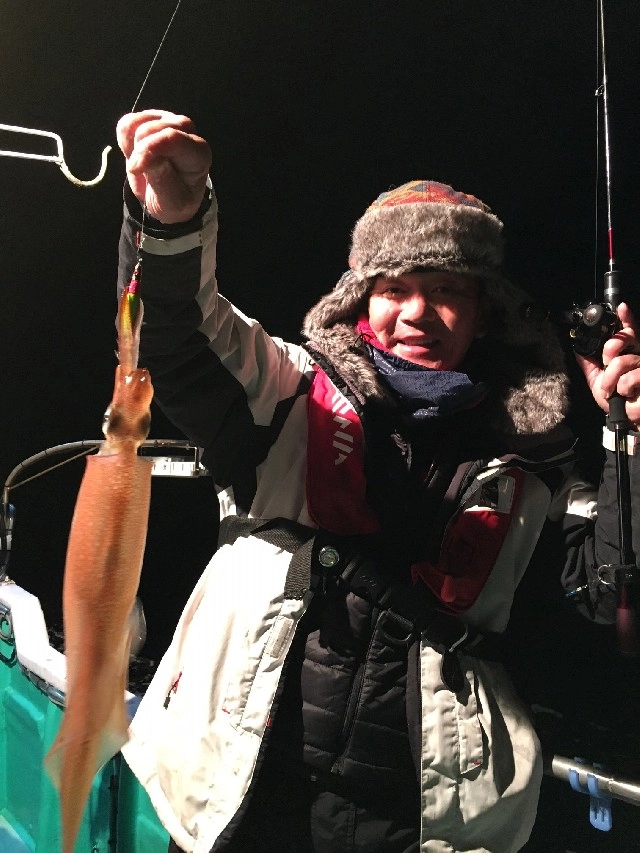 同乗のお客様釣果。唯一の船中で釣れた大型ヤリイカです！