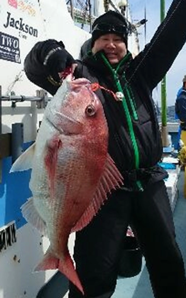 ６４ｃｍの良型マダイをキャッチ！強烈な引きでした！！
※ウェストタイプのライフベストを着用しています。