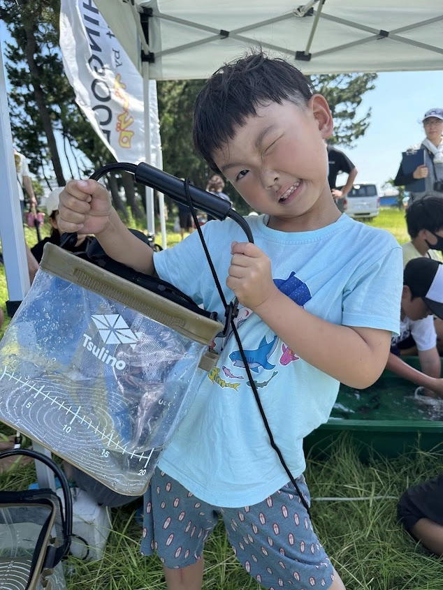 ヒラメの稚魚と記念撮影