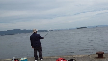 夏らしく暑い日でしたが、日射は曇り気味でそよ風もあり釣りやすい日でした。　近くで海水浴とジェットスキーで遊んでいる人たちが気持ちよさそうだった。