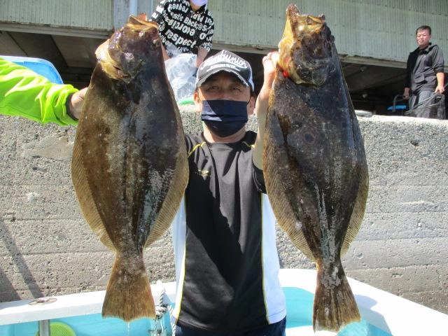 こちらの常連様も初夏ビラメを両手狩りッ(^-^)