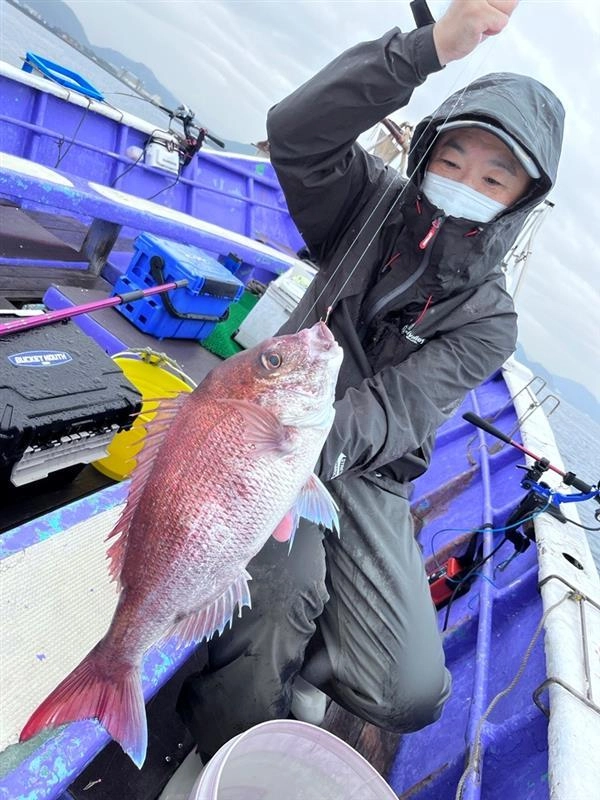 本間さんのポイントはアジを狙っていると真鯛のヒットもあります！深場の真鯛、かなり強烈な引きです!!