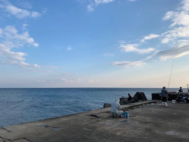 赤灯台を正面に見て東側、魚群で海が黒く見える時間帯もありました！