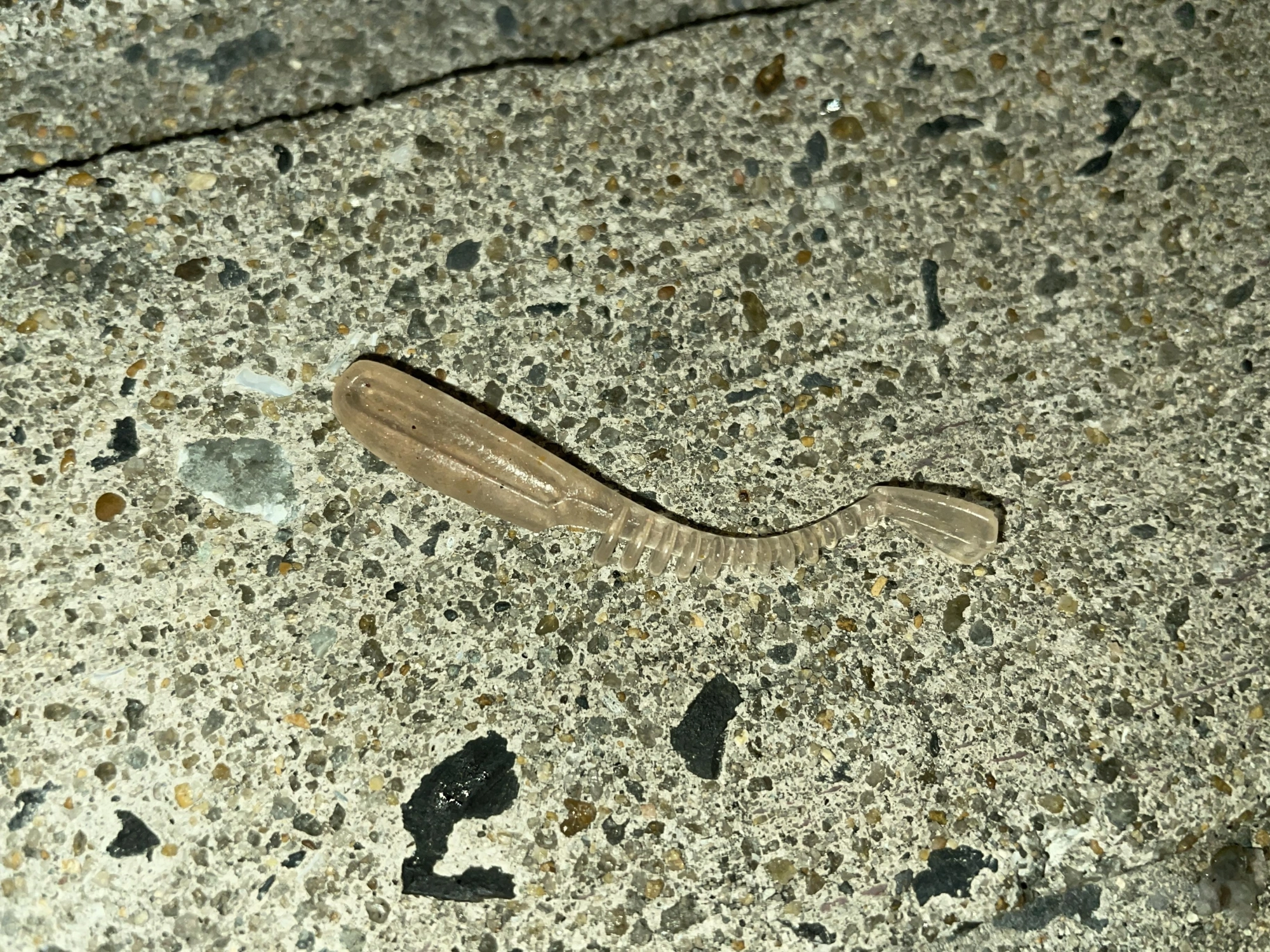 根魚狙いには欠かせない一品！
ボディ横の溝で
流れを捉えてくれるので、
尻尾だけがしっかり動いて
アピールしてくれます！
