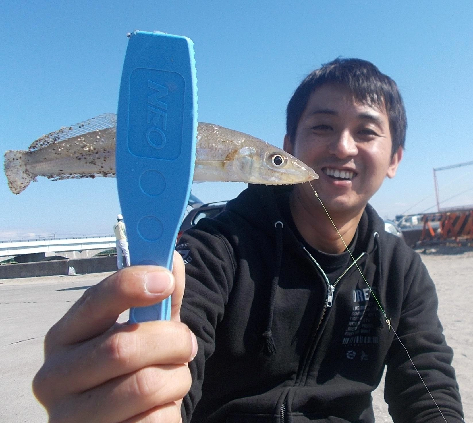このサイズのキスが次から次に釣れてきます。お魚グリップ使えは手も汚れないでしっかりと魚がつかめます。