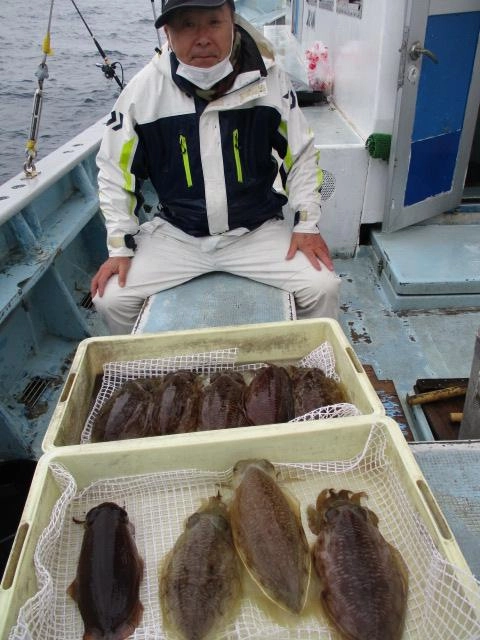 こちらのお客様も②番手釣果のコウイカ❾ハイも乗せるッ( ͡° ͜ʖ ͡°)